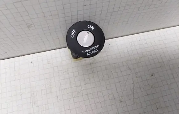 KIA Ceed Passenger airbag on/off switch 