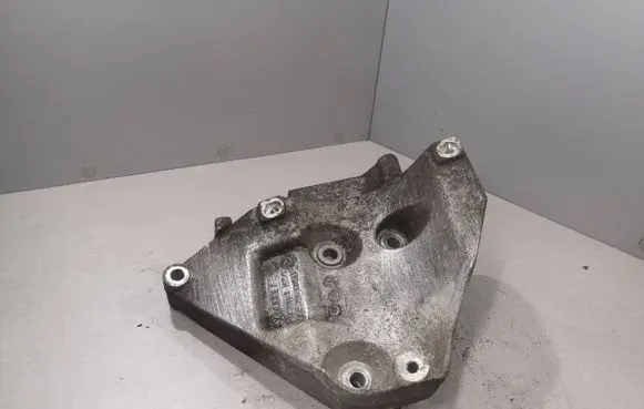 Volkswagen PASSAT B5.5 Engine mounting bracket 06B260885D