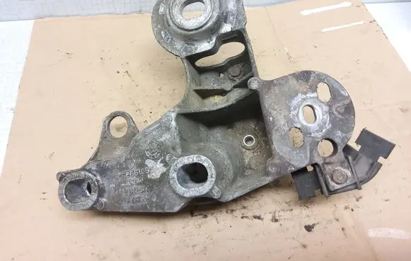 Volkswagen PASSAT B5 Engine mounting bracket 4B0199352B