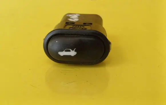 Tailgate opening switch