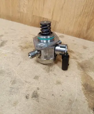 Mercedes-Benz GLS X167 Fuel injection high pressure pump A2560702600