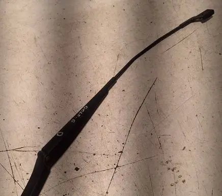Front wiper blade arm