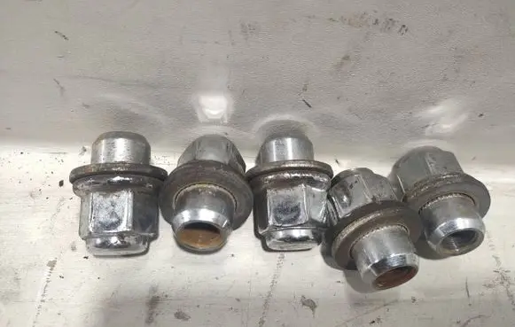 Toyota Verso Anti-theft wheel nuts and lock 86066