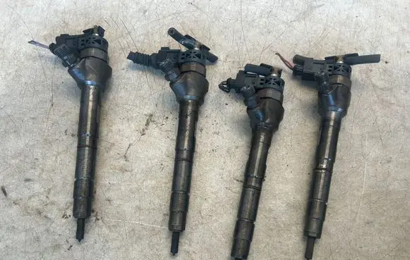 Volkswagen Jetta VI Fuel injector 03L130277J 0445110369