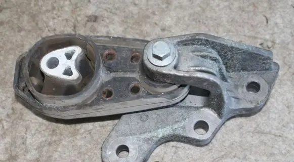 Ford Fiesta Engine mount bracket