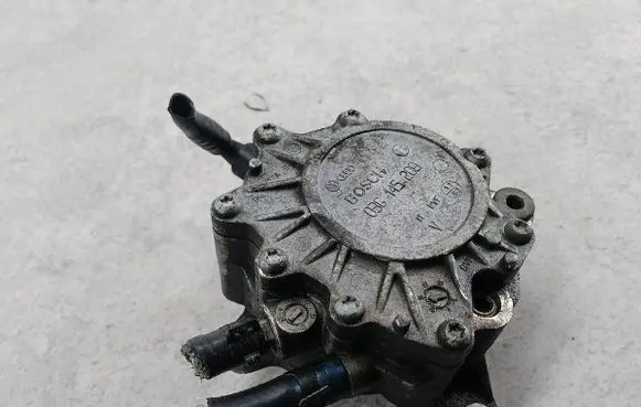 Volkswagen Golf V Vacuum pump 03G145209BOSCH