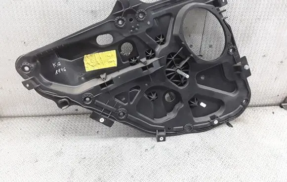 Rear door manual window regulator