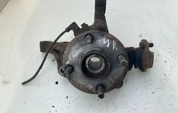 Toyota Corolla Verso E121 Front wheel hub