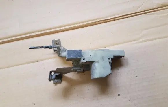 BMW 3 E30 Fuel tank cap lock 1385119
