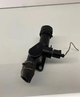 Volkswagen Golf V Engine coolant pipe/hose 06A121133AL