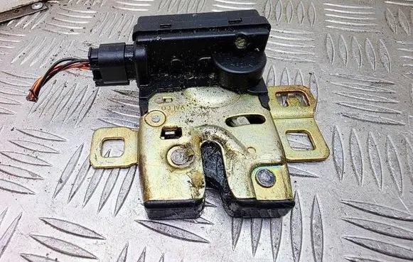 Land Rover Range Rover Sport L320 Tailgate window lock/catch/latch FQR500040