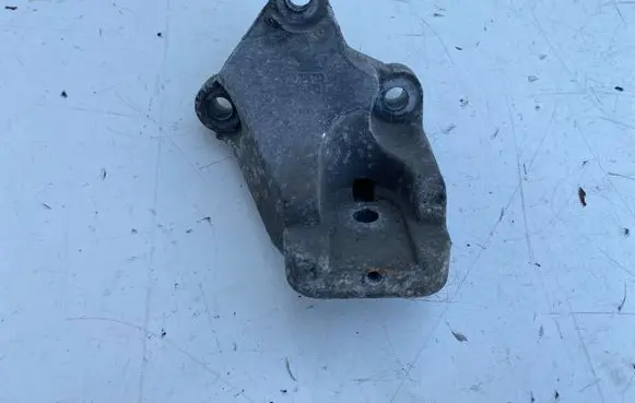 Volvo V70 Engine mount bracket 08649262