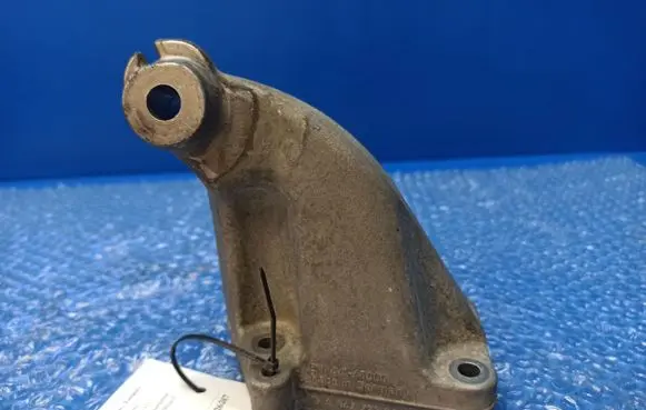 Mercedes-Benz CLS C219 Engine mounting bracket A6422230104 ENAC46000