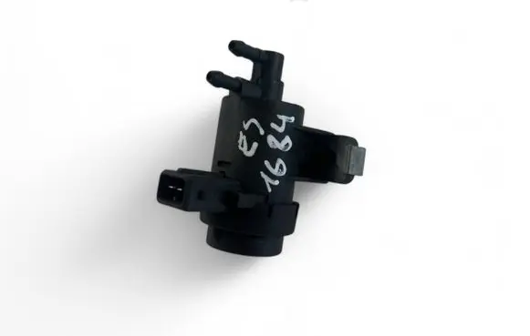 Engine mount vacuum valve
