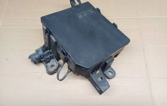 Nissan Juke I F15 Fuse module 284B71KB0B 8771025358 5S0UK01C7