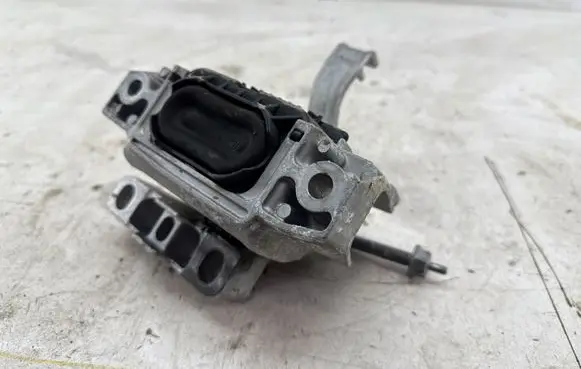 Volkswagen Golf VIII Engine mount bracket 5WA199262E