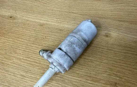 Volvo XC90 Headlight washer pump 