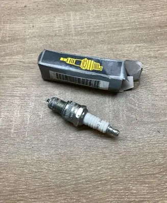 Renault Clio I Spark plug 7701366087