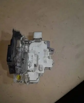 Volkswagen PASSAT B6 Front door lock