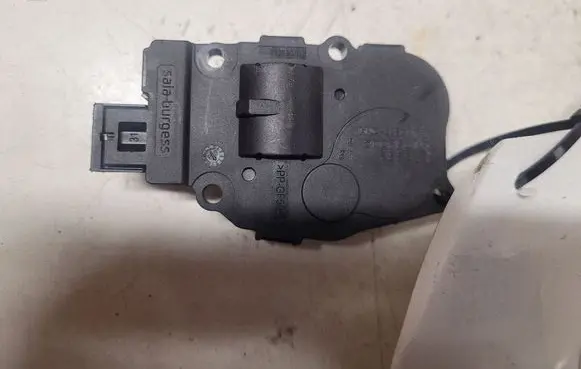BMW 1 E81 E87 Air flap motor/actuator EFB332 01092008 CZ1139300711