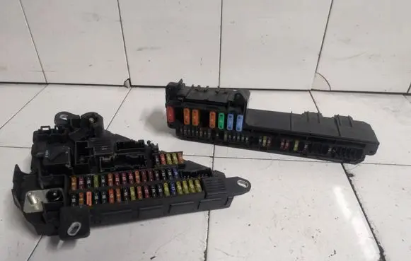 BMW 5 E60 E61 Fuse module 6906619
