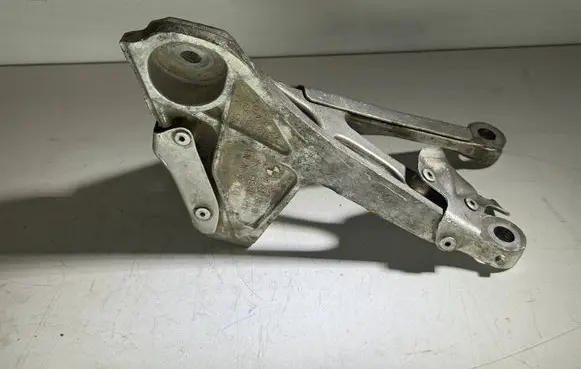 Engine mounting bracket