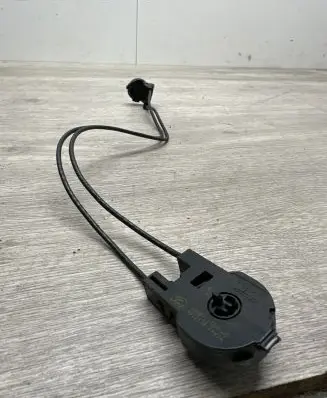 Engine bonnet (hood) release handle