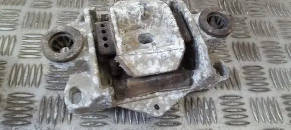 Ford Mondeo Mk III Engine mount bracket 1x437m122 1x43-7m122