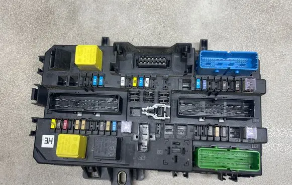 Opel Zafira B Fuse module 13206757