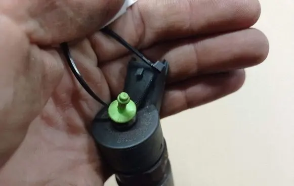 Opel Zafira B Fuel injector 0445110276