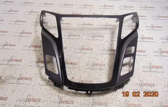 Hyundai i40 Radio/GPS head unit trim 847403Z000