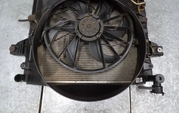 Jeep Grand Cherokee (WJ) Coolant radiator 