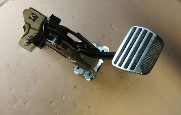 Infiniti G37 Brake pedal