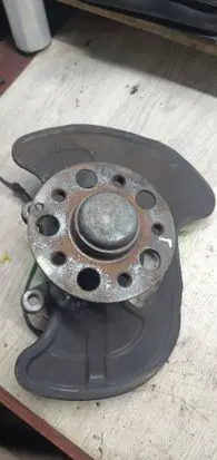 Mercedes-Benz E C207 W207 Front wheel hub A2044202544