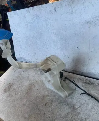 Volkswagen Jetta VI Windshield washer fluid reservoir/tank 5c6955453