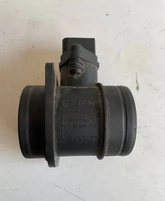 Volkswagen Golf V Mass air flow meter 038906461B 0281002531