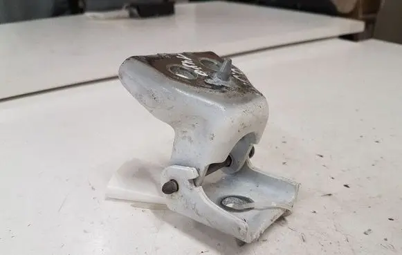 Citroen DS3 Front door lower hinge ES70 3015
