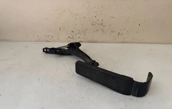 Accelerator throttle pedal
