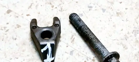 Jeep Cherokee III KJ Fuel Injector clamp holder 