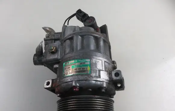 Volkswagen Touran I Air conditioning (A/C) compressor (pump) 1K0820803Q