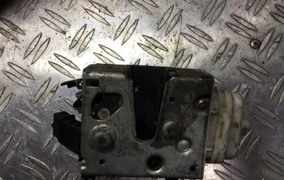 Audi A6 S6 C4 4A Front door lock 4a2837016b 4a0173