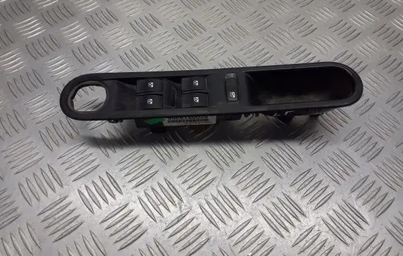 Renault Espace IV Front door window switch trim 8200012126