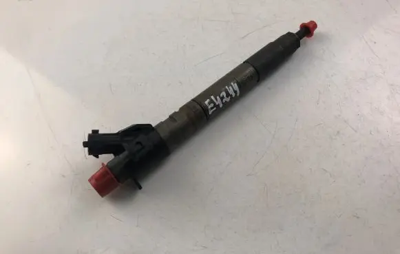 Volvo S60 Fuel injector 31303238