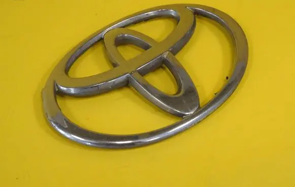 Toyota Corolla E120 E130 Manufacturer badge logo/emblem 