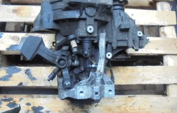Volkswagen PASSAT B6 Manual 4 speed gearbox KVT
