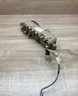 Toyota Corolla E120 E130 Fuse module 8F120182 4920