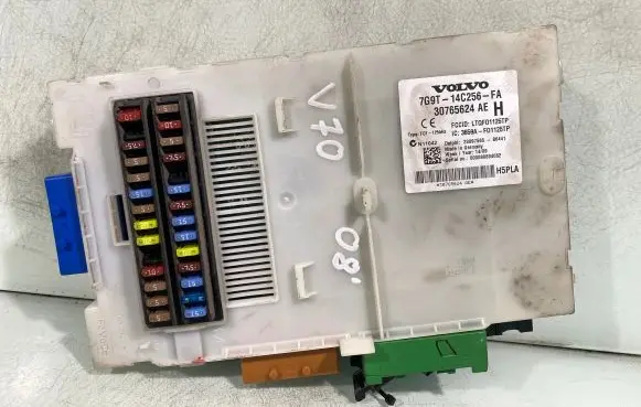 Volvo V70 Fuse module 7g9t14c256fa 30765624ae