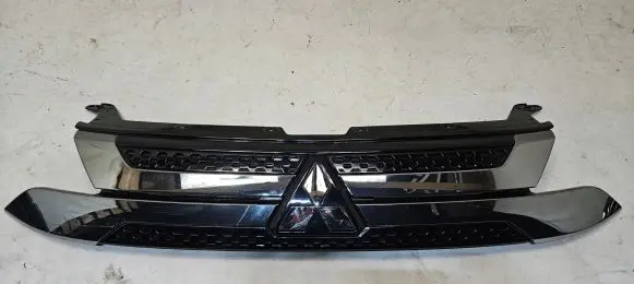 Mitsubishi Outlander Front bumper upper radiator grill 7450B304