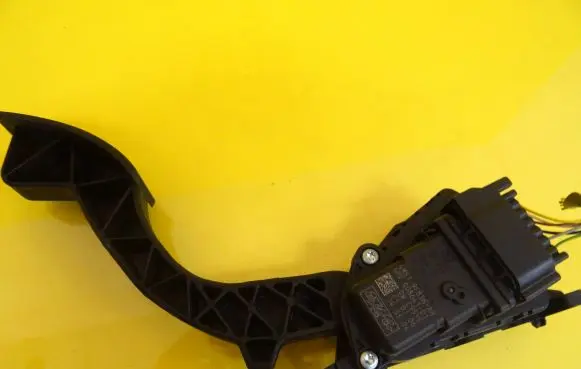Ford Focus Accelerator throttle pedal 4M51-9F836-AH 4M519F836AH