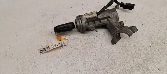 Toyota Avensis T220 Ignition lock 45020052